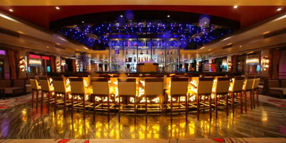 The place to go for entertainment and leisure facilities, the observation deck is home to the entertainment hall, complete with a dancefloor.