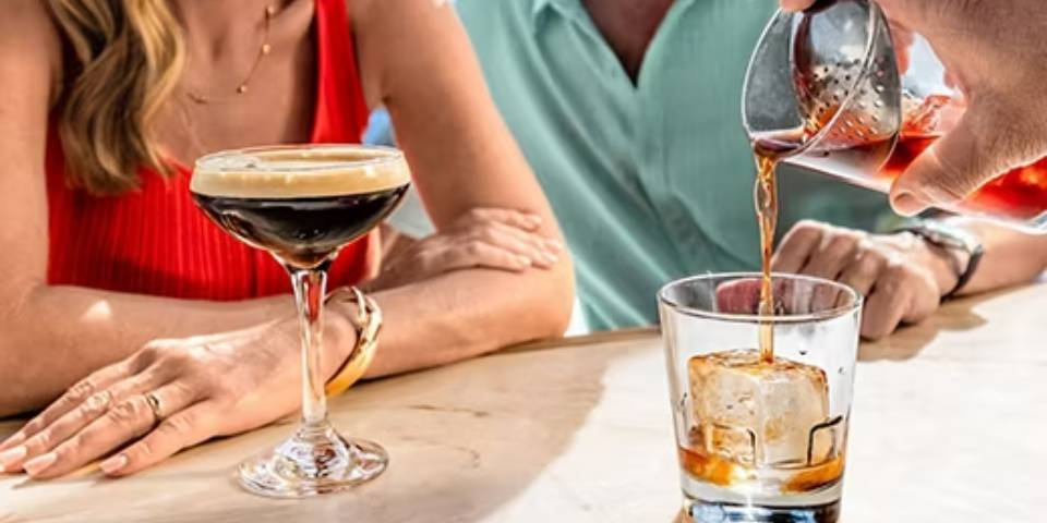 Rye & Bean serves drinks all day, from lattes to espresso martinis. Sip unique cocktails at the 1400 Lobby Bar, sparkling selections at Bubbles, and enjoy adult and kid-friendly drinks at The Lemon Post in the heart of Central Park.