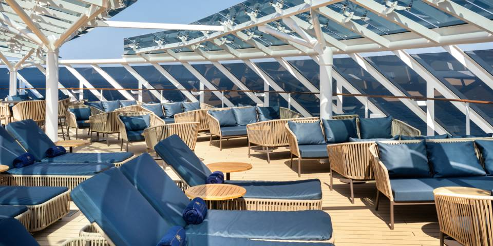 The MSC Yacht Club Sundeck & Pool is an exclusive luxurious outdoor area with captivating swimming pool, spacious sundeck, and relaxing large hot tubs for an remarkable luxury cruise experience.
