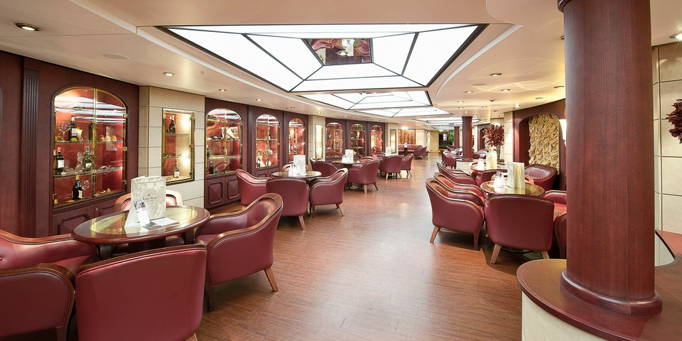 L'Enoteca is the ship's dedicated wine tasting bar and offers tapas with music including live piano entertainment. The perfect spot to relax and socialise whilst enjoying a range of delectable wines and food