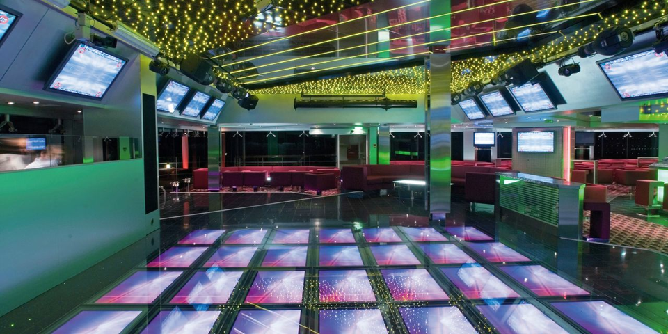 With a live DJ and featuring its own bar, the Q32 Disco offers the perfect spot for dancing late into the night and can be found on deck 14
