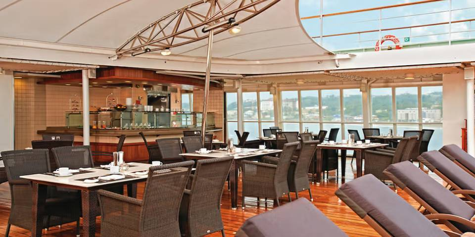 A poolside al fresco favorite, The Grill is casual by day and captivating by night. Dig in to crisp salads and grilled classics during lunch, then return after sunset for masterfully seasoned and seared cuts paired with balmy sea breezes.